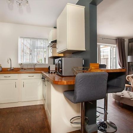 Three Bedroom House, Driveway, Bracknell Centre Exterior foto