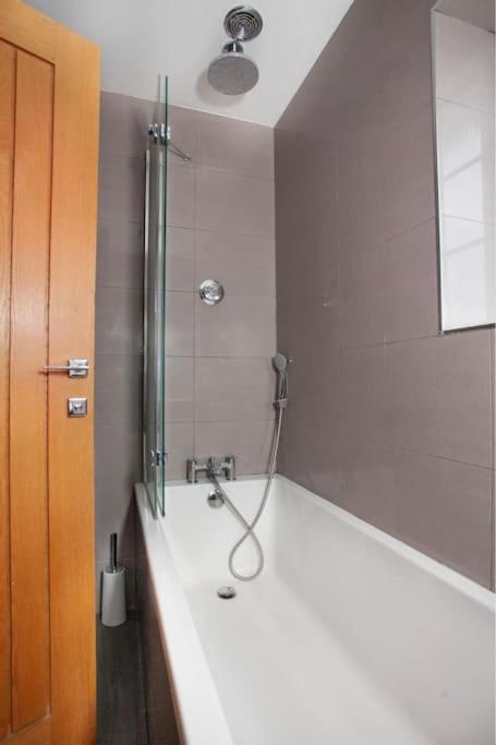 Three Bedroom House, Driveway, Bracknell Centre Exterior foto