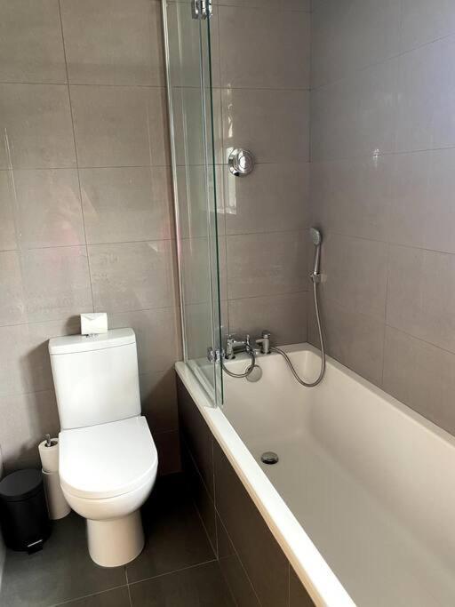 Three Bedroom House, Driveway, Bracknell Centre Exterior foto