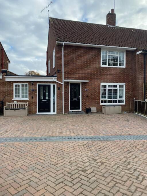Three Bedroom House, Driveway, Bracknell Centre Exterior foto